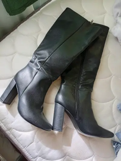 Botas negras de tacón alto - miniatura 1
