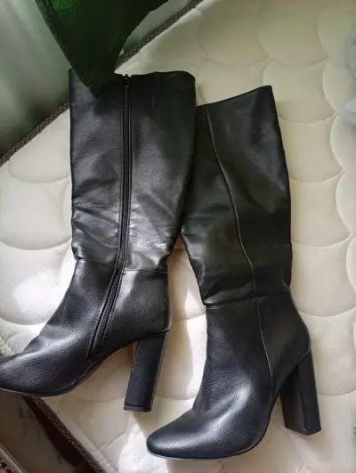 Botas negras de tacón alto - miniatura 2