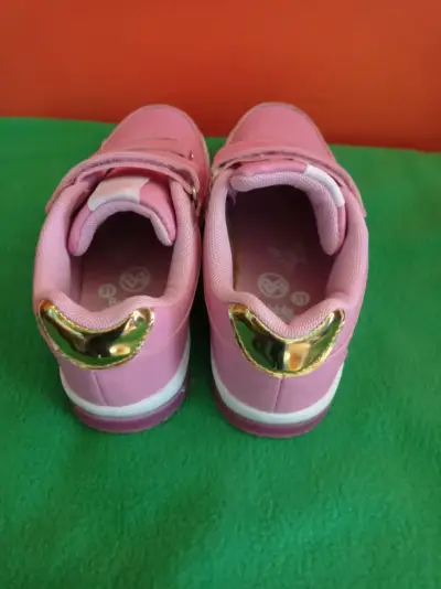 Zapatillas rosadas con luces y velcro - miniatura 2