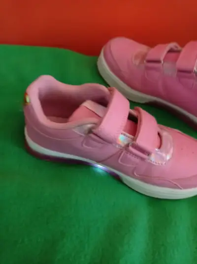 Zapatillas rosadas con luces y velcro - miniatura 3