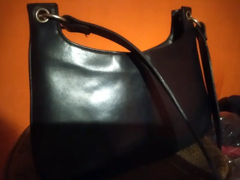 Cartera negra de cuero