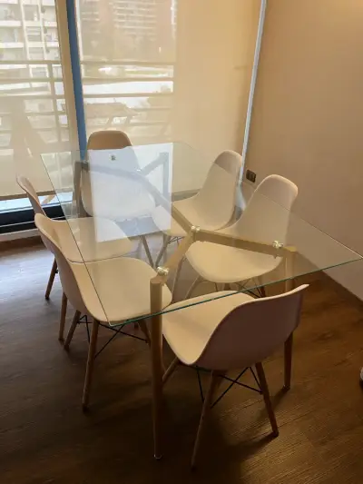 Mesa vidrio con 6 sillas blancas - miniatura 1