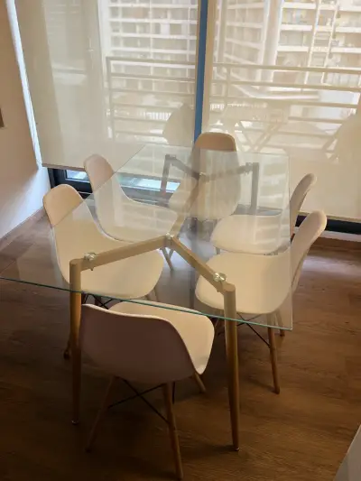 Mesa vidrio con 6 sillas blancas - miniatura 2