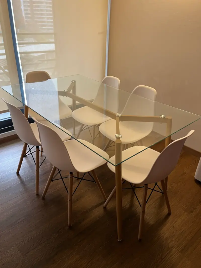 Mesa vidrio con 6 sillas blancas - 6