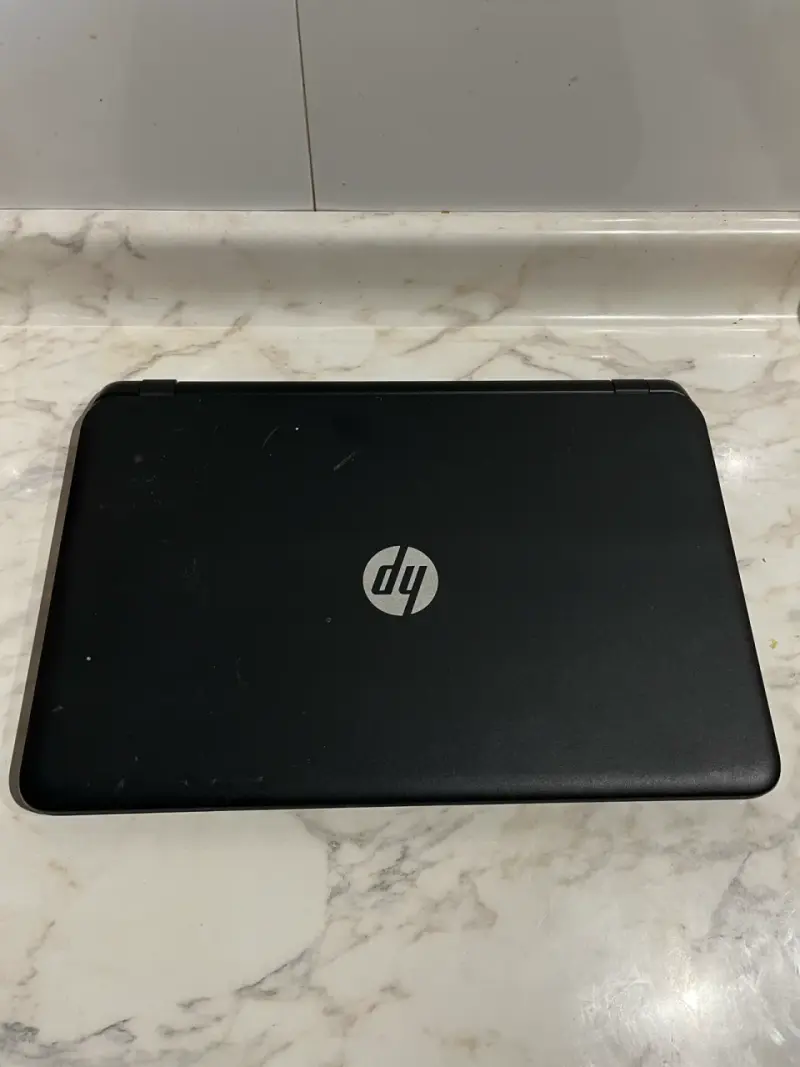Laptop HP negra 14 pulgadas - 1