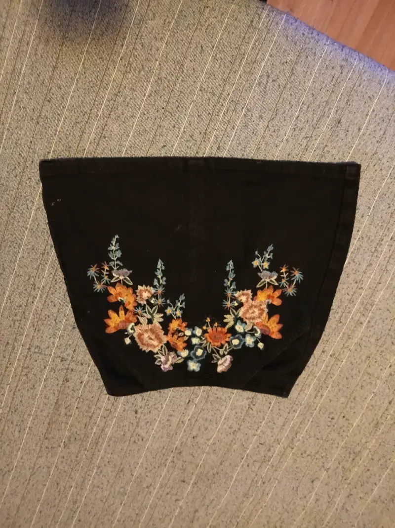 Top negro bordado floral - 1
