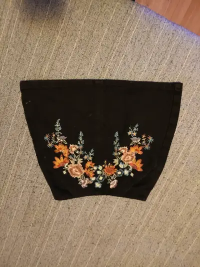 Top negro bordado floral - miniatura 1