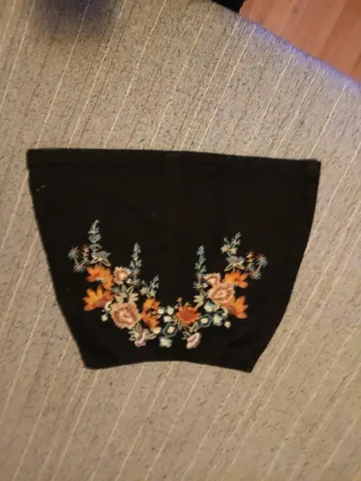 Top negro bordado floral - miniatura 2