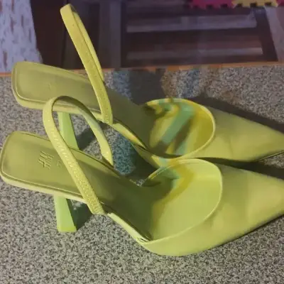 Zapatos amarillo neón con tacón - miniatura 1