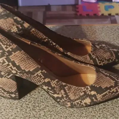 Zapatos amarillo neón con tacón - miniatura 3