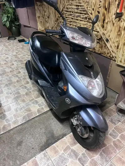 Scooter Yamaha gris - miniatura 1
