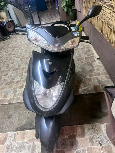 Scooter Yamaha gris - miniatura 4