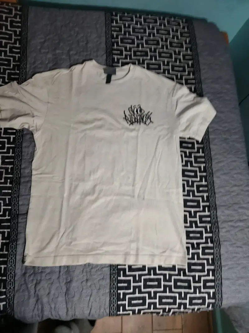 Polera blanca con diseño gráfico - 1