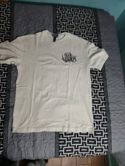 Polera blanca con diseño gráfico - miniatura 1