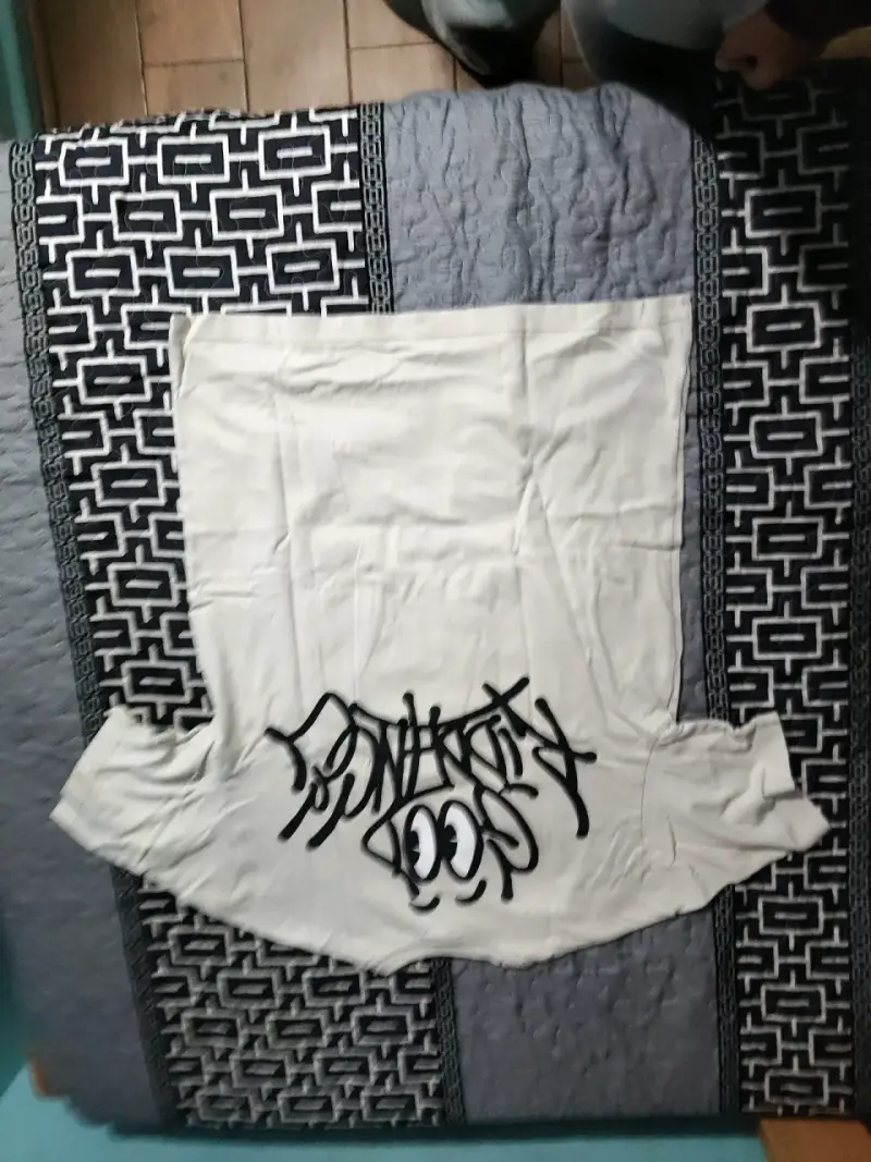 Polera blanca con diseño gráfico - 2