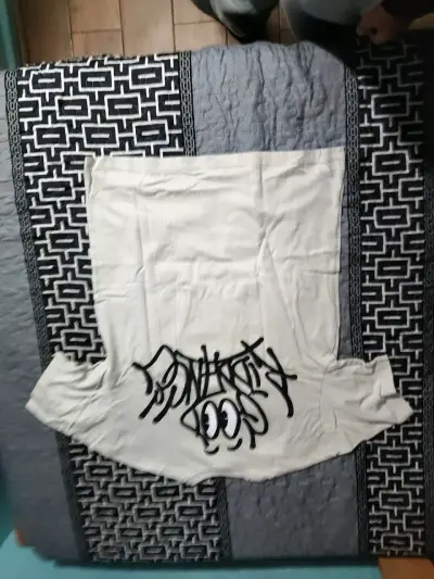 Polera blanca con diseño gráfico - miniatura 2
