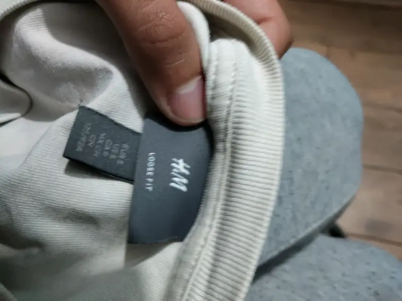 Polera blanca con diseño gráfico - 3