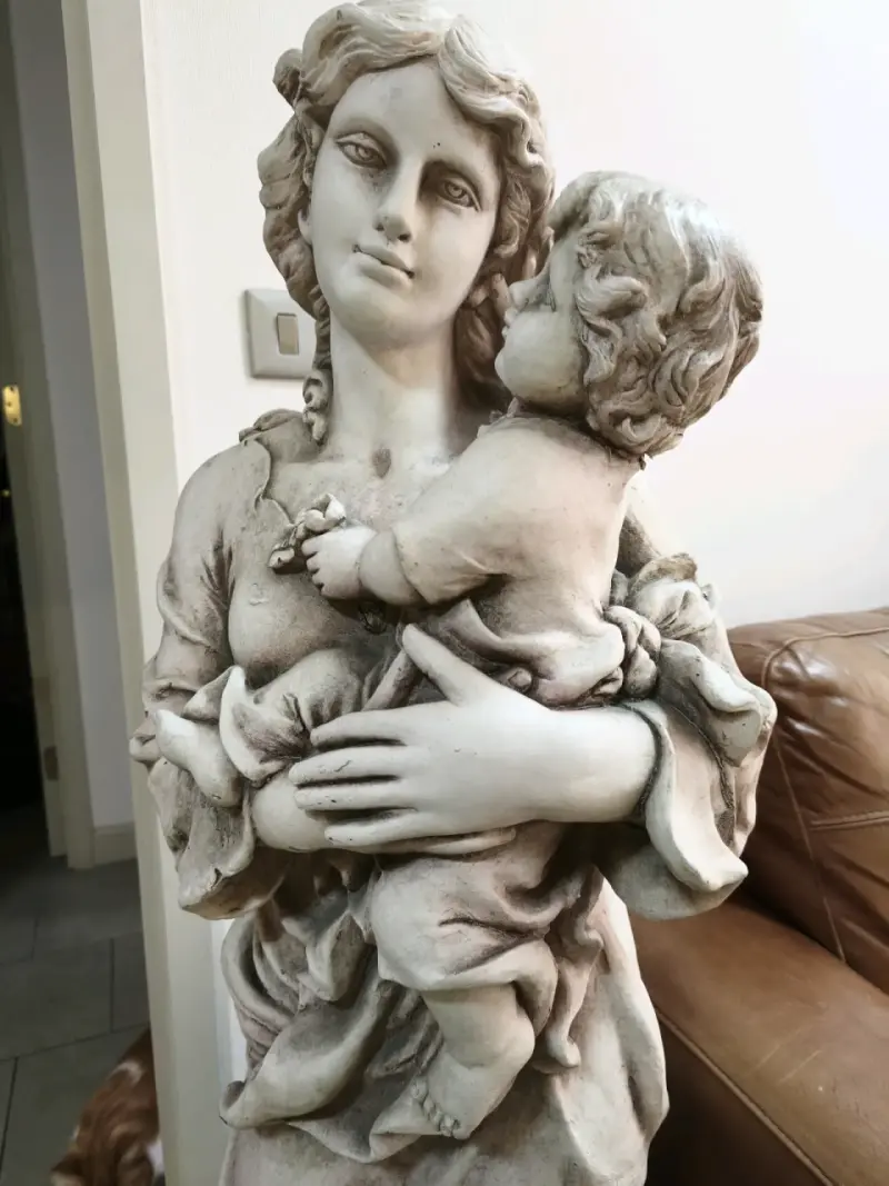 Estatua de madre e hijo - 2