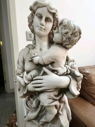 Estatua de madre e hijo - miniatura 2