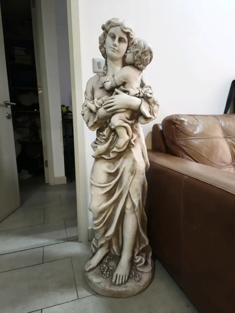Estatua de madre e hijo - 3