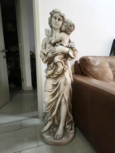 Estatua de madre e hijo - miniatura 3