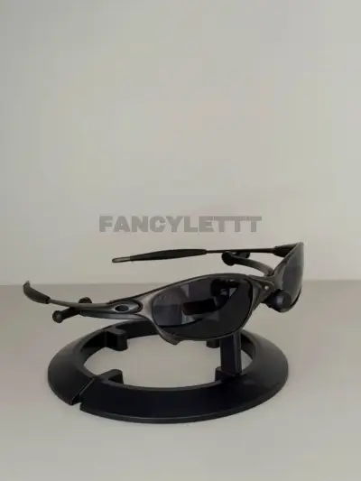 Gafas de sol negras estilo moderno - miniatura 1