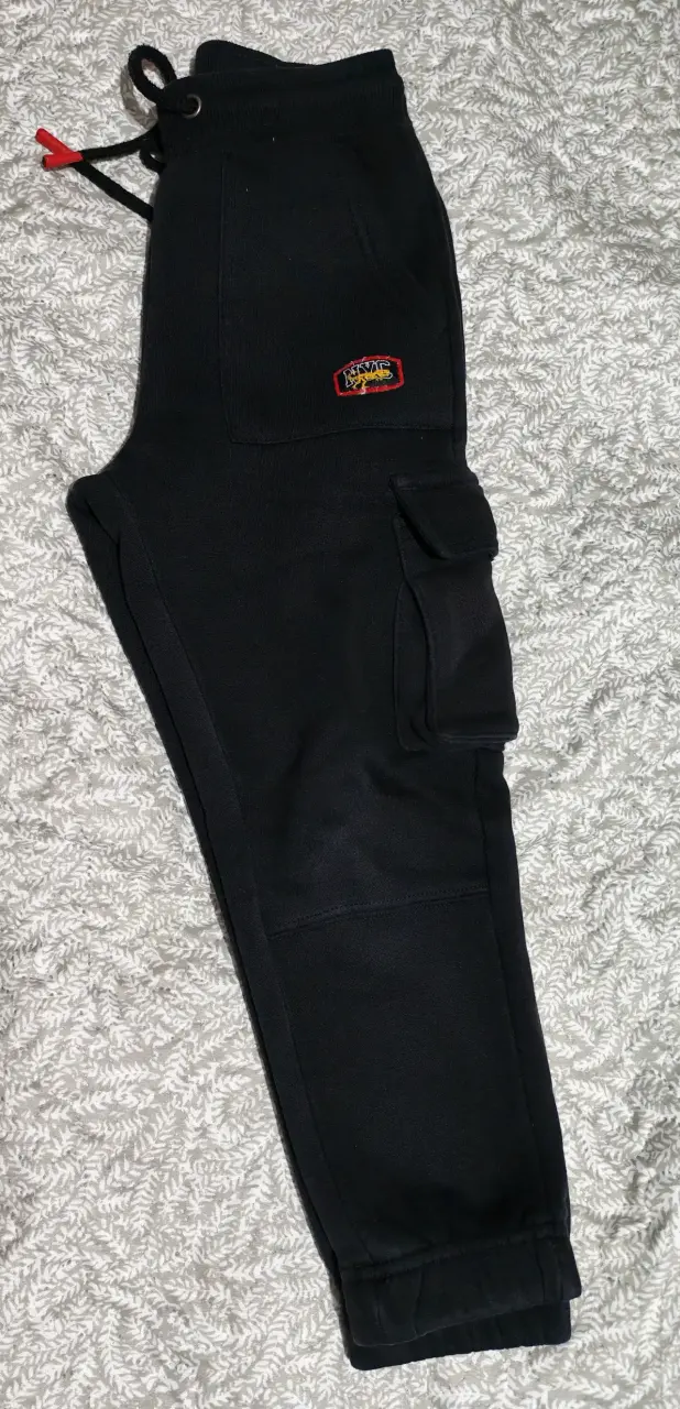 Pantalón negro con bolsillos - 1