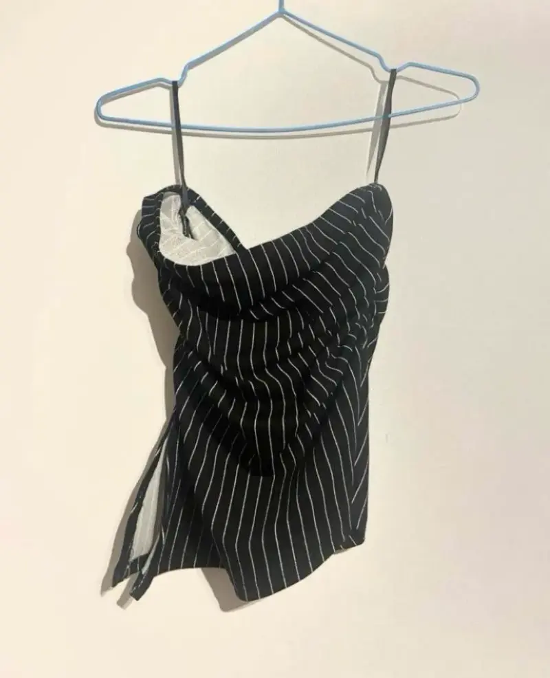 Top strapless negro con rayas - 3