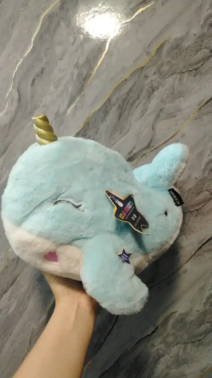 Peluche narval azul con cuerno dorado