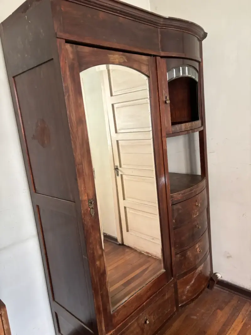 Ropero vintage de madera con espejo - 1