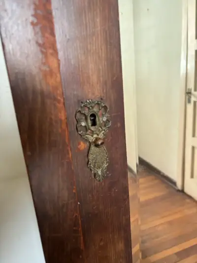 Ropero vintage de madera con espejo - miniatura 3