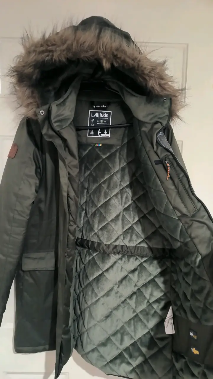 Parka verde con capucha de piel - 1