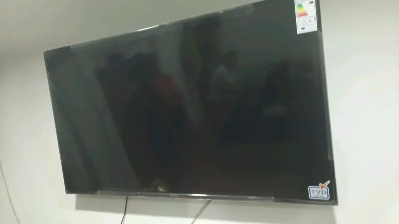 Televisor pantalla plana grande - 1