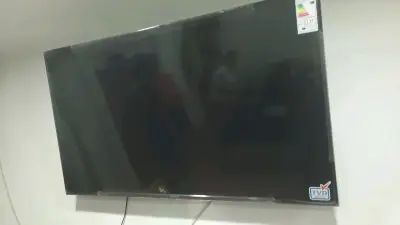 Televisor pantalla plana grande - miniatura 1