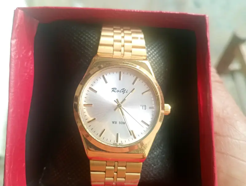 Reloj pulsera dorado elegante - 1