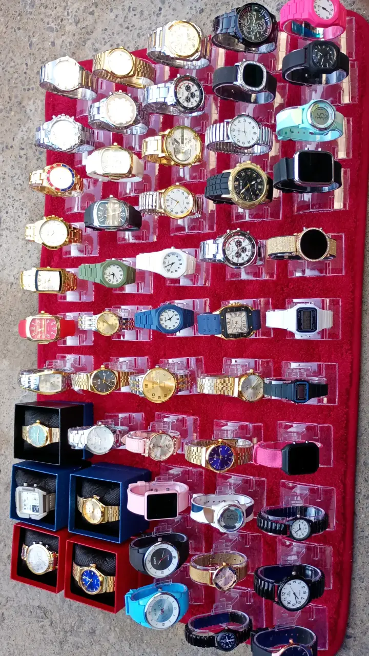 Reloj pulsera dorado elegante - 2