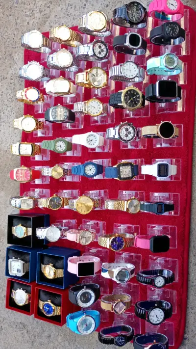 Reloj pulsera dorado elegante - miniatura 2