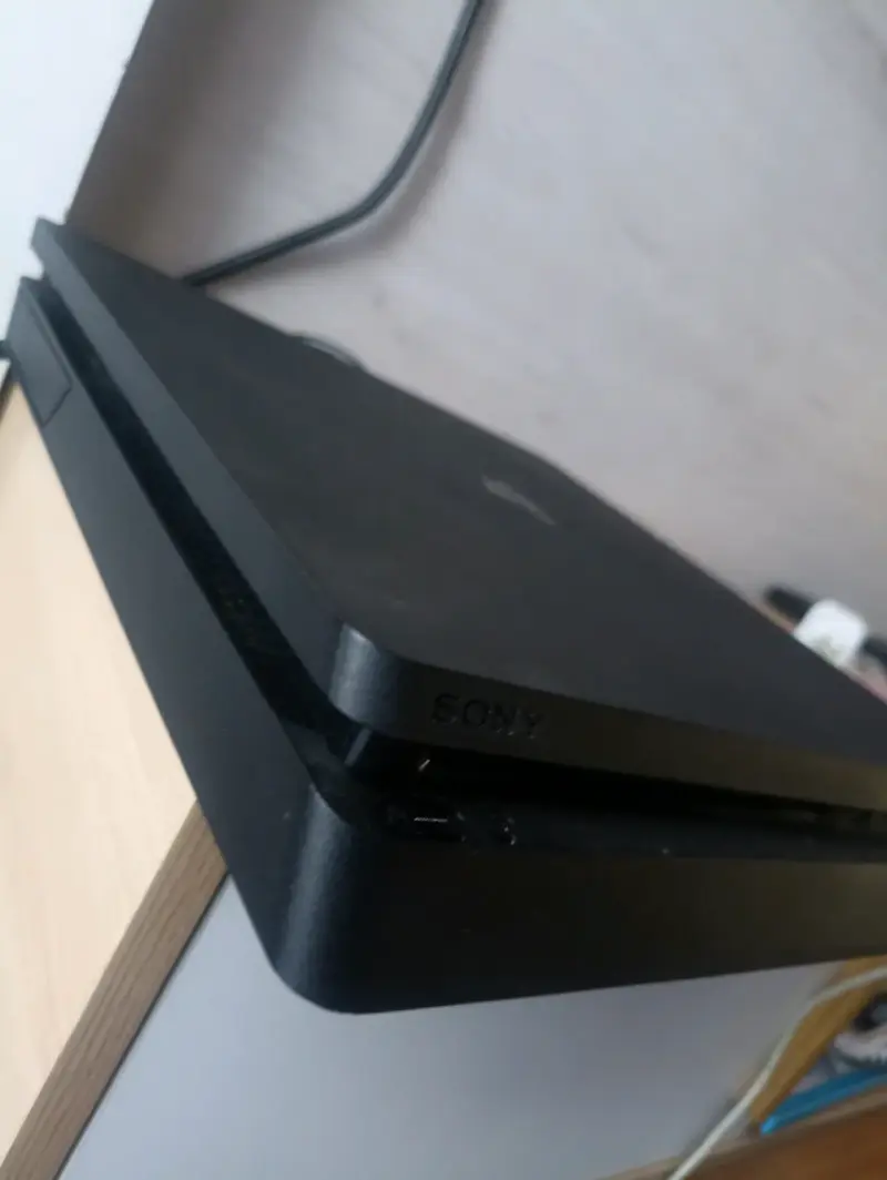 PS4 1TB - 4