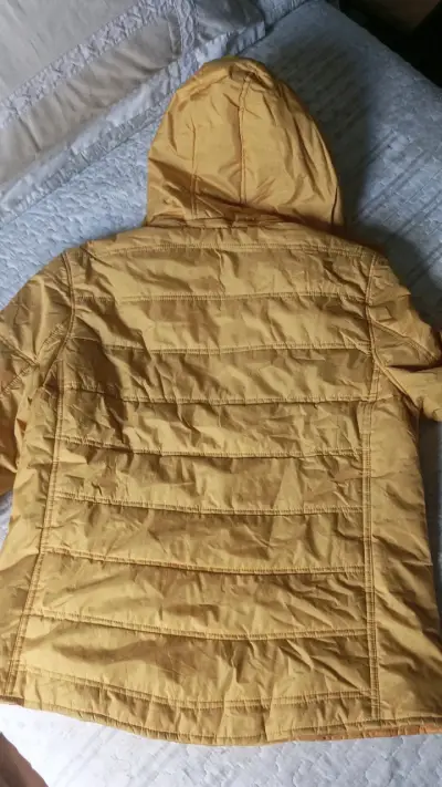 Chaqueta amarilla con capucha - miniatura 1
