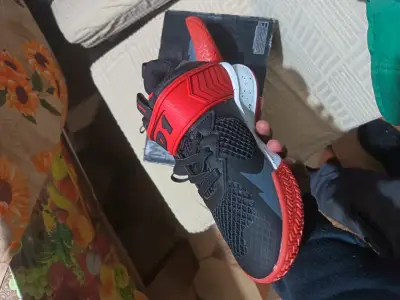 Zapatillas negras y rojas deportivas - miniatura 1