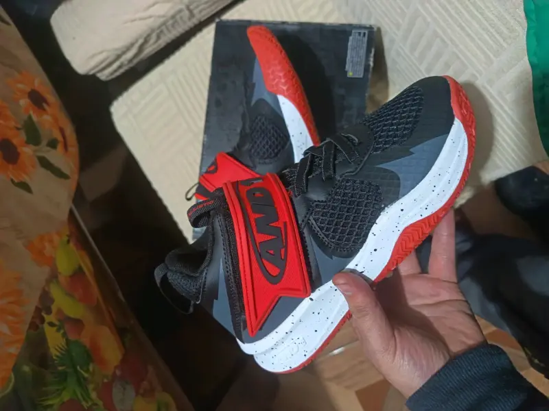 Zapatillas negras y rojas deportivas - 2