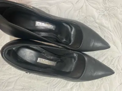 Tacones negros elegantes - miniatura 2