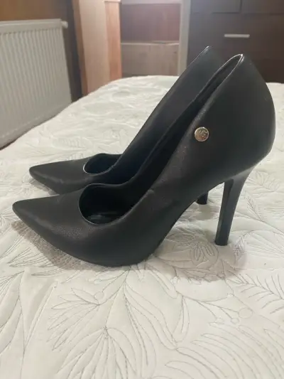 Tacones negros elegantes - miniatura 4