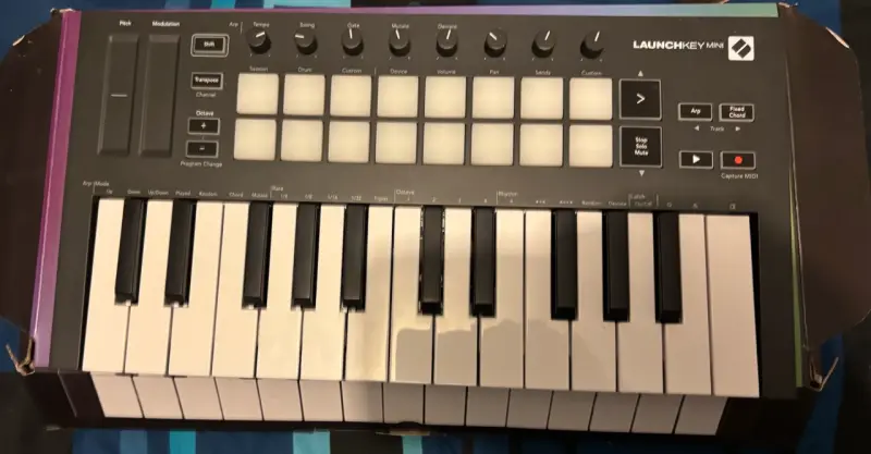 Controlador MIDI Novation Launchkey Mini - 2