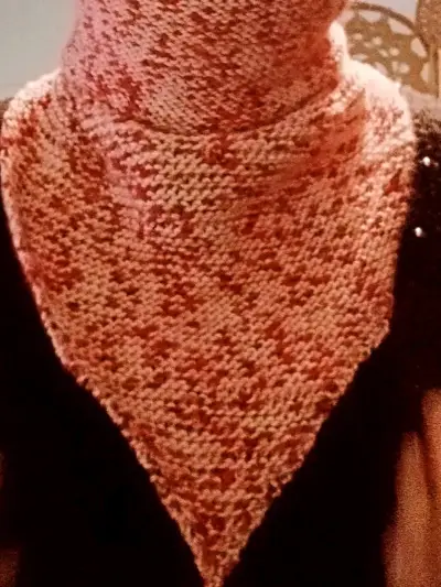 Cuello bandana tejida a dos agujas rosa matizado . - miniatura 2