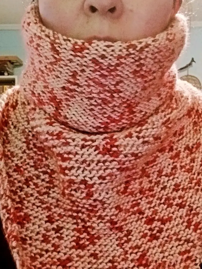 Cuello bandana tejida a dos agujas rosa matizado . - 3