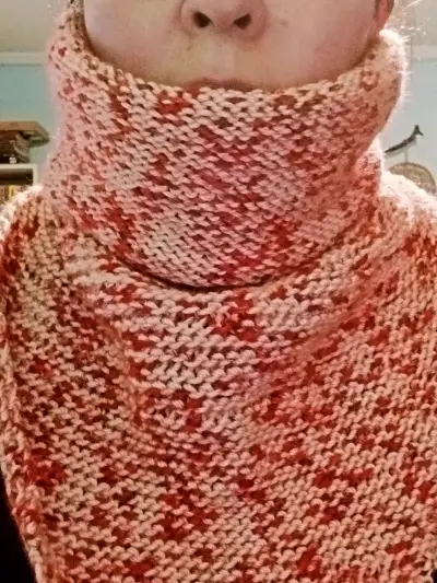 Cuello bandana tejida a dos agujas rosa matizado . - miniatura 3