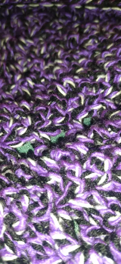 Cuello bandana color morado matizado negro y blanc - miniatura 4