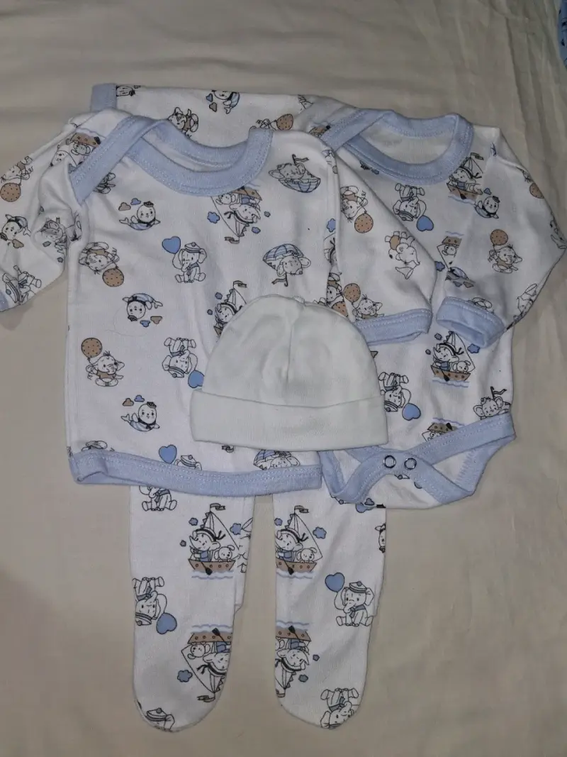 Ropa de bebé con estampado azul