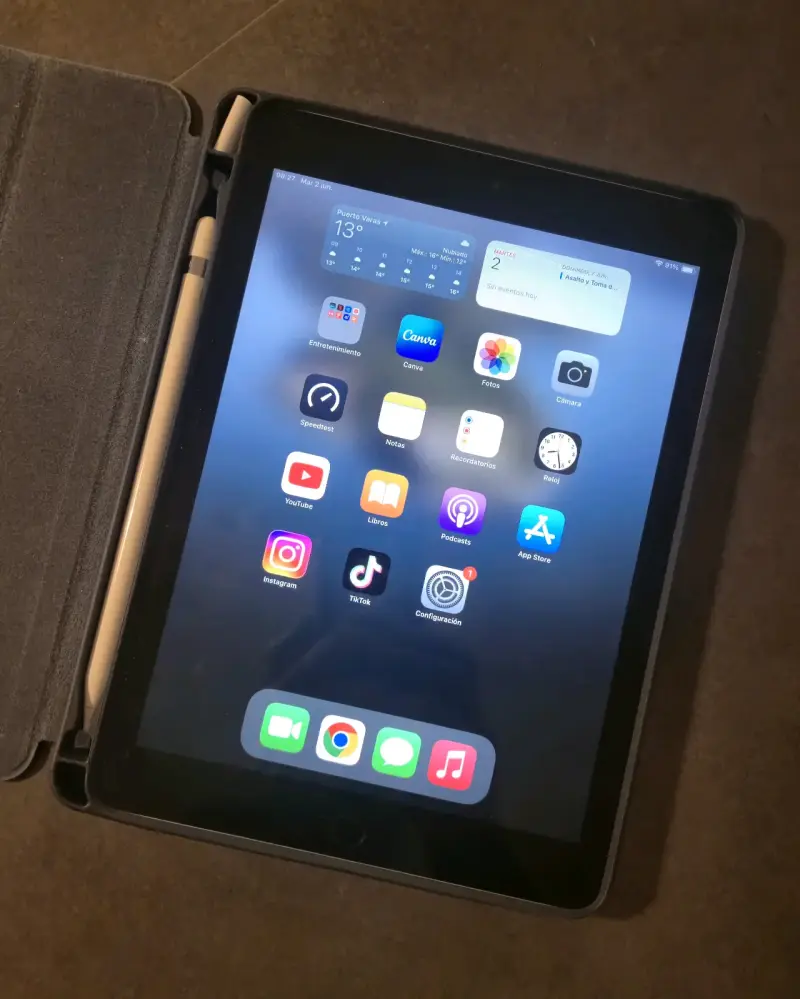 Tablet Apple con funda y Apple Pencil - 1